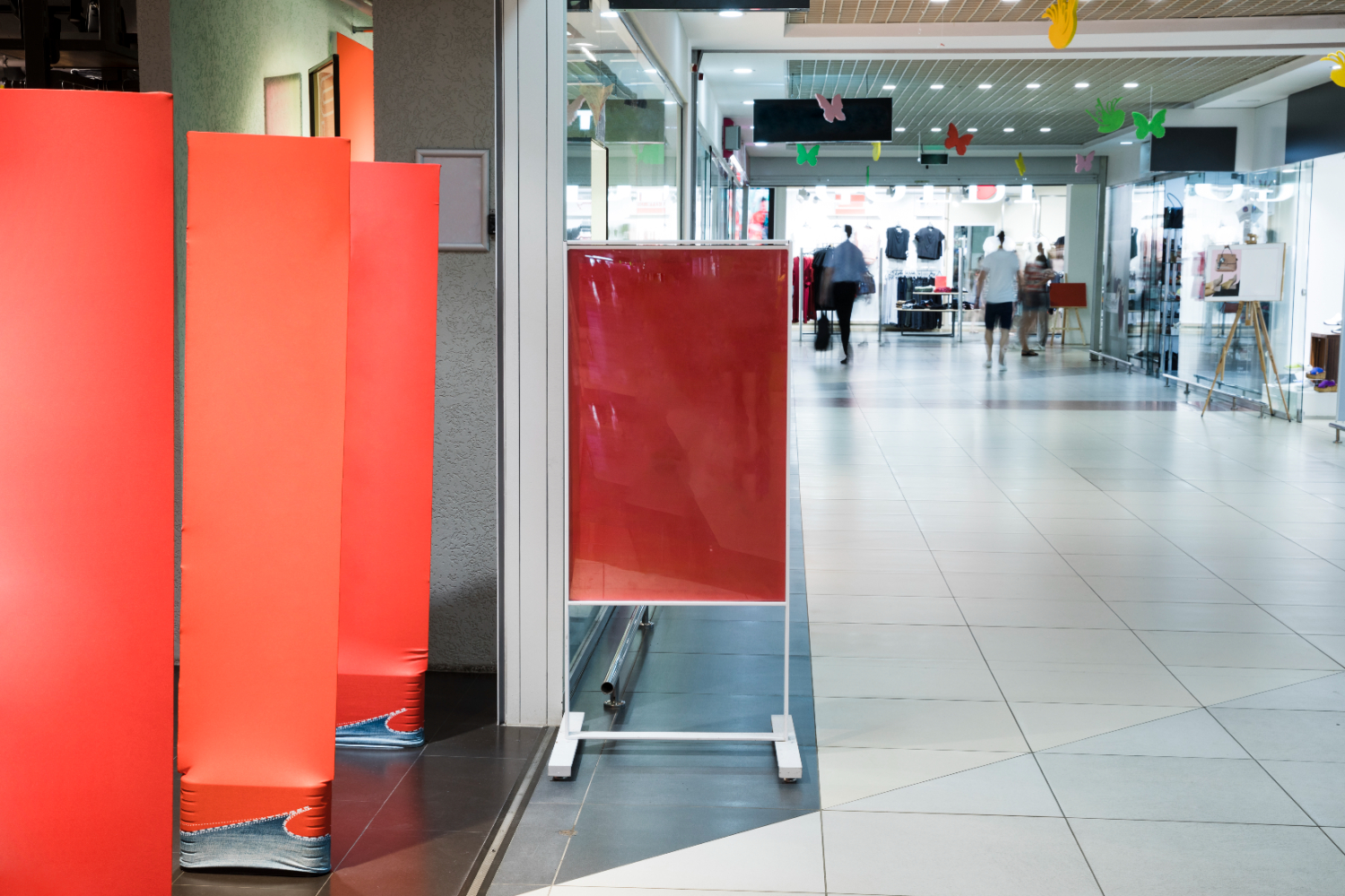 PLV Personnalisée : Attirez et Convertissez en Magasin
